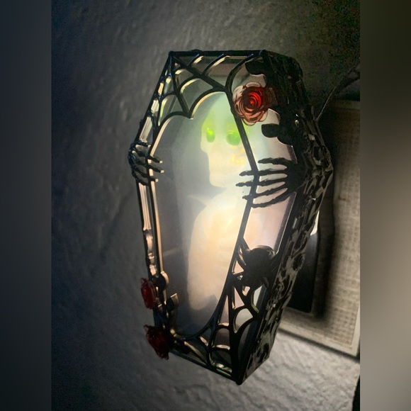 Bath & Body Works Ghostly Goblet Projector W/ 1 Wallflowers Fragrance Plug In - Picture 11 of 11